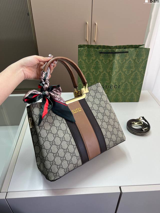 Gucci Cool And Versatile Handbag, Perfect For Both Casual And Formal Occasions.