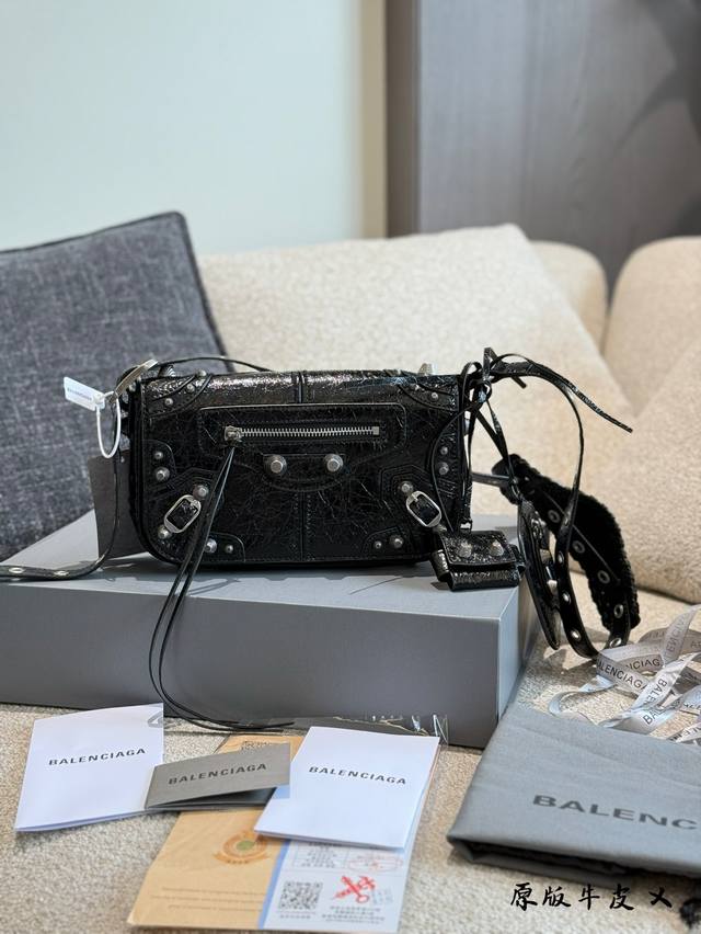 Original Cowhide Parisian Le Cagole Motorcycle Bag, Jay Chou's Signature Camera