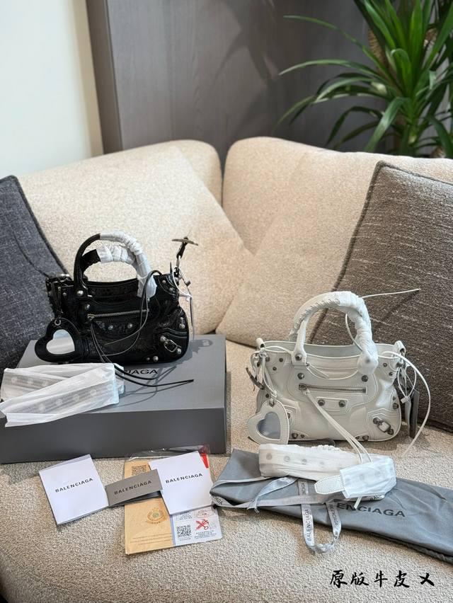 Cowhide Paris Saint-Germain White Motorcycle Bag The Original Cool And Edgy Moto