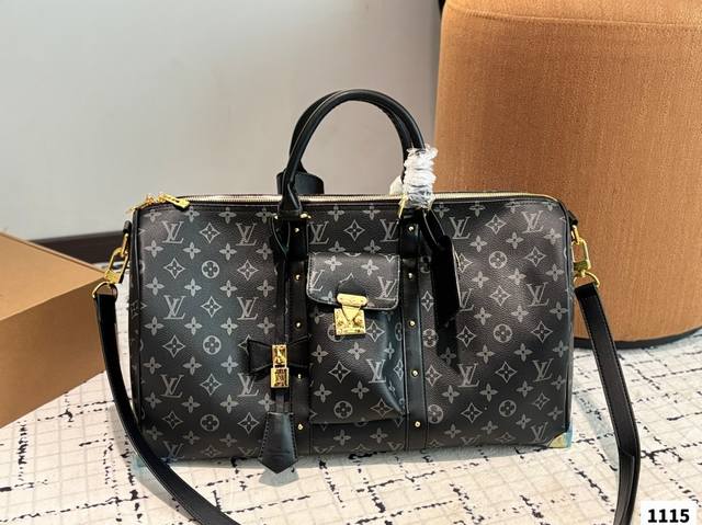 Lv Travel Bag Extremely Stylish Design, Simple Yet Elegant With Meticulous Detai