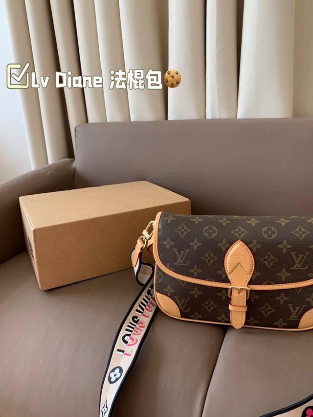 Comes With A Box, Chip Version With Steel Hardware. Size: 25 X 17 Cm. Authentic