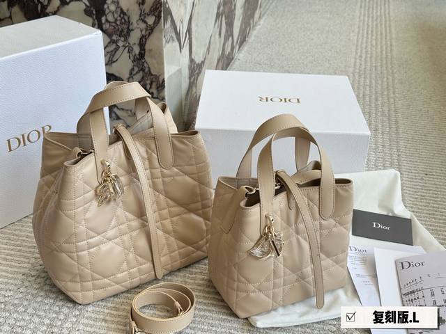 Comes With A Box And A Silk Scarf. Size: 24*21 Cm 18*17 Cm D-Brand's Super Popul
