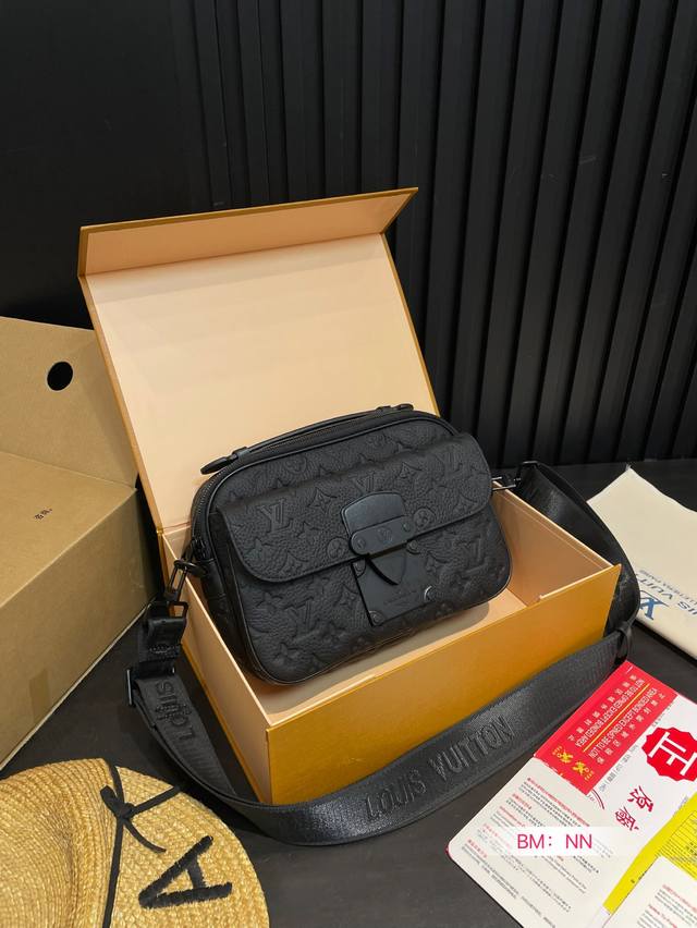 Comes With A Foldable Gift Box. Lv Slock's New Men's Bag. Iv's Latest Collection