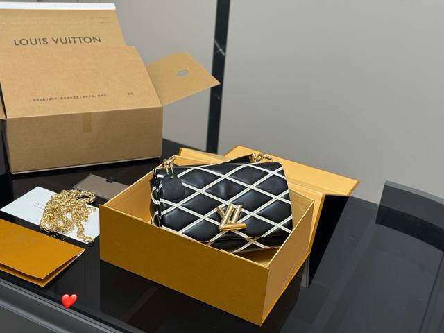 Comes With A Foldable Box And Airplane Box Lv Twist Series! Twist Lock Seamlessl