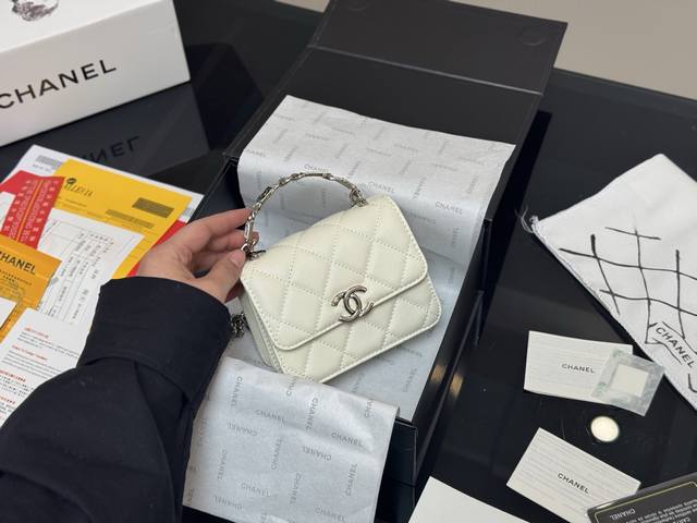 Comes With A Foldable Airplane-Shaped Box. Size: 13*10 Cm Chanel Enamel Handle M