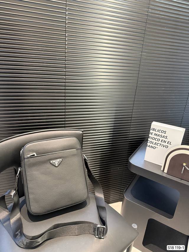 Prada's Latest Men's Briefcase. Highly Practical, With Exquisite Craftsmanship A