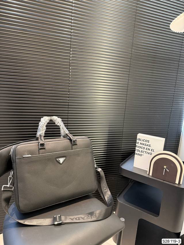 Prada's Latest Men's Briefcase, Highly Practical, Meticulously Crafted Details,