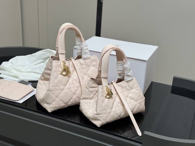 With Box, Upgraded Version. Size: 30X20Cm, 23X15Cm. Dior's Ultra-Popular Toujour