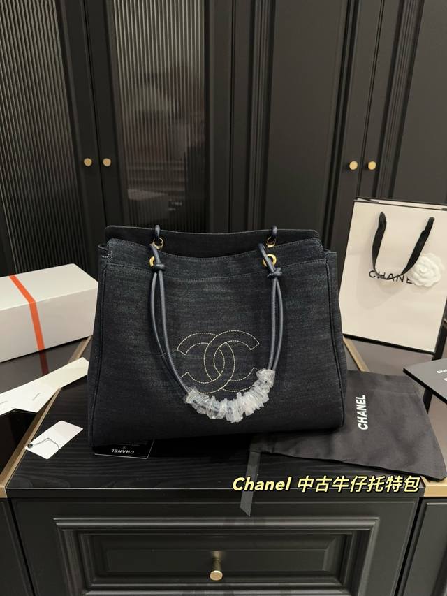 Size 39.34 Chanel Vintage Denim Tote Bag
