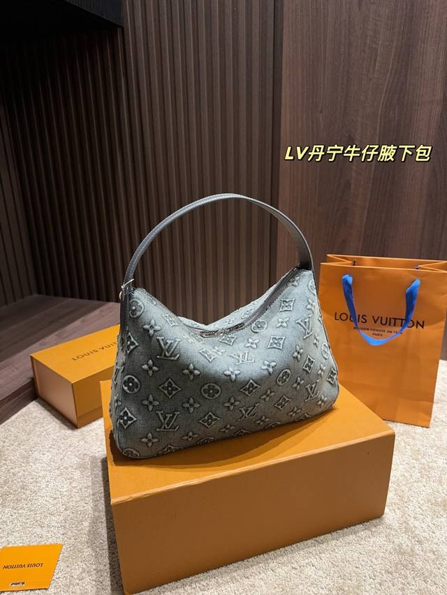 Size 32.21 Lv Denim Underarm Bag