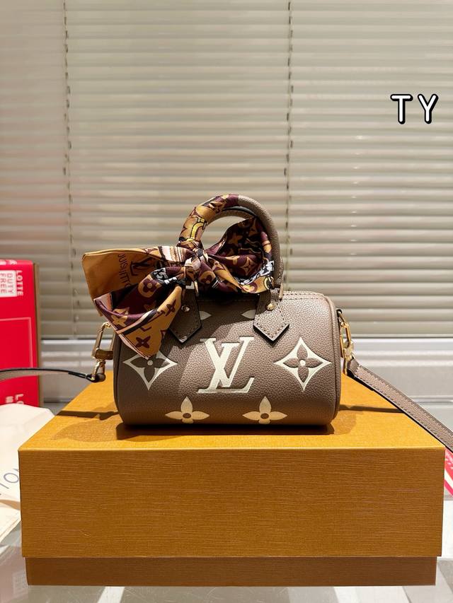 Cowhide Leather, All-Steel Hardware Lv Speedy 16Cm Pillow Bag. The Design, Inter