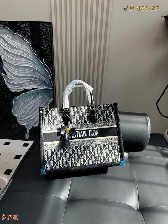 Dior Tote Stunning Texture The Texture Is Absolutely Stunning When Worn Perfect