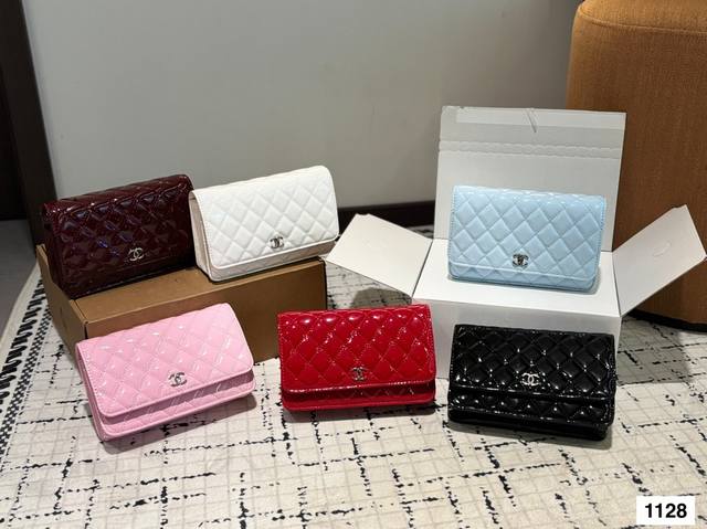 With Folding Box Chanel Fortune Bag, A Bestseller At The Counter, Autumn/Winter