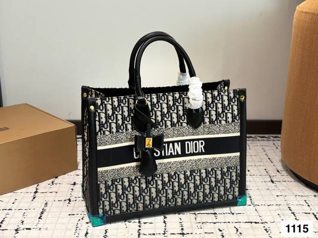 Dior Tote Bag Extremely Spacious, Making It An Ideal Commuting Accessory. Perfec