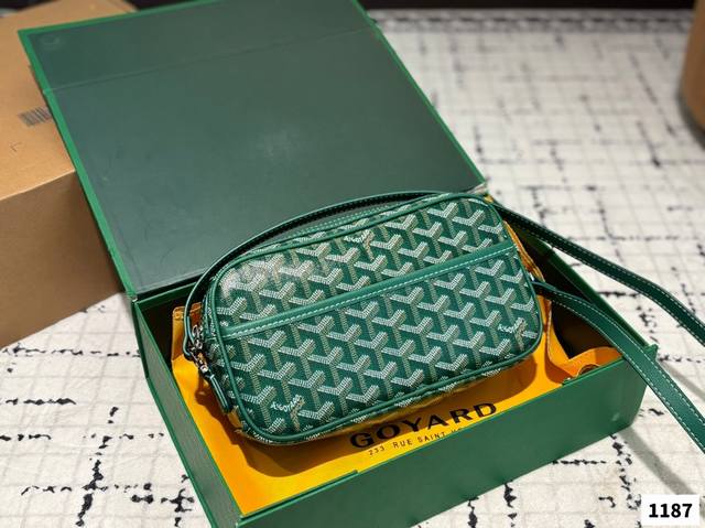 Comes With A Foldable Box. Goyard Camera Bag For Both Men And Women! The Fit Is