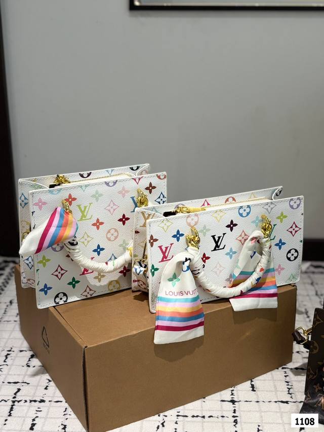 Lv Runway New Arrival Cousin, A Must-Have For Fashion Influencers. Lv's Signatur