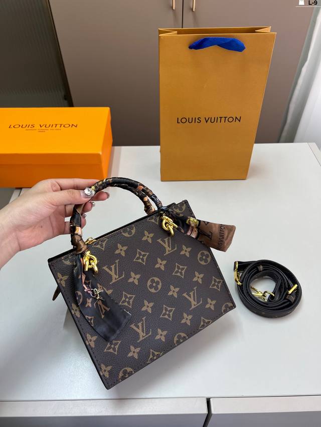 Louis Vuitton Tote Bag The Texture Is Absolutely Amazing! Perfect For Everyday S