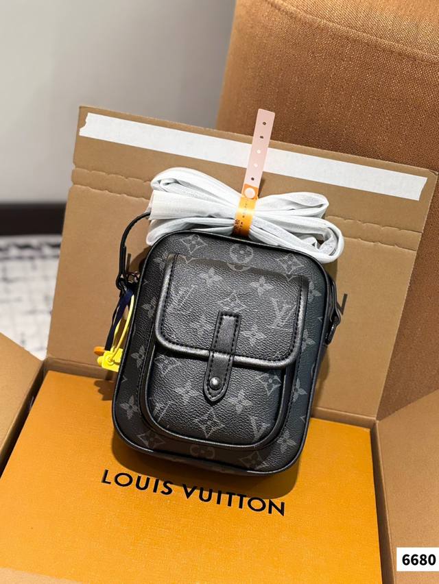 With Folding Box Size: 18*15 Cm Lvslock 23Ss Men's Phone Case!