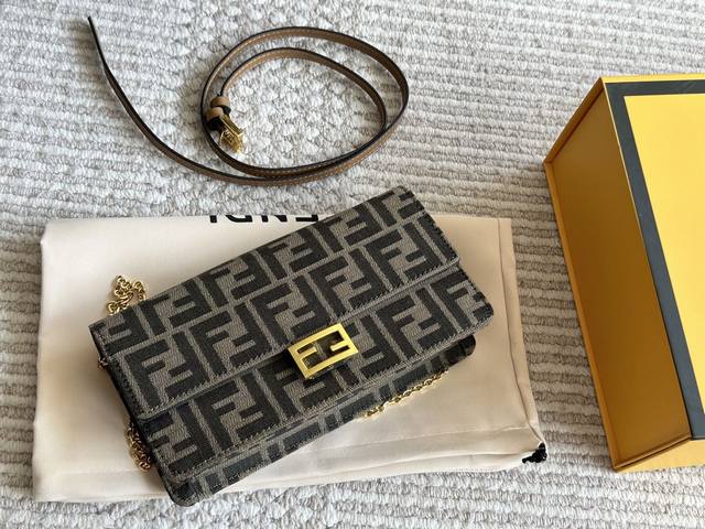 With Box Size: 20 X 10 Cm Fendi New Underarm Bag! The Classic Pattern Is Absolut