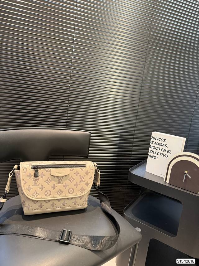 Vintage Lv New Men's Messenger Bag, A Stylish And Youthful Lv Men's Bag. The Cro