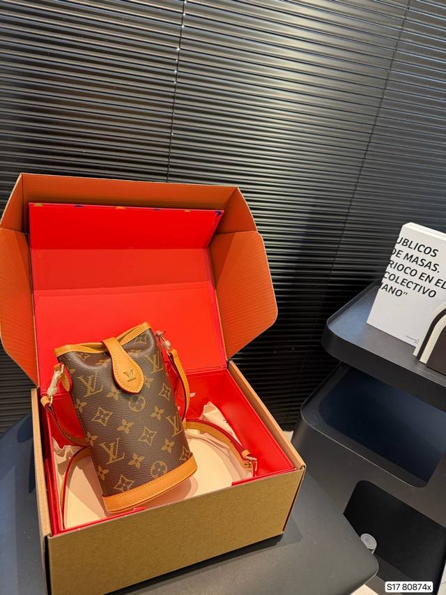 With Airplane Box Folding Case Lv Phone Bag. This Design Captures The Current Tr