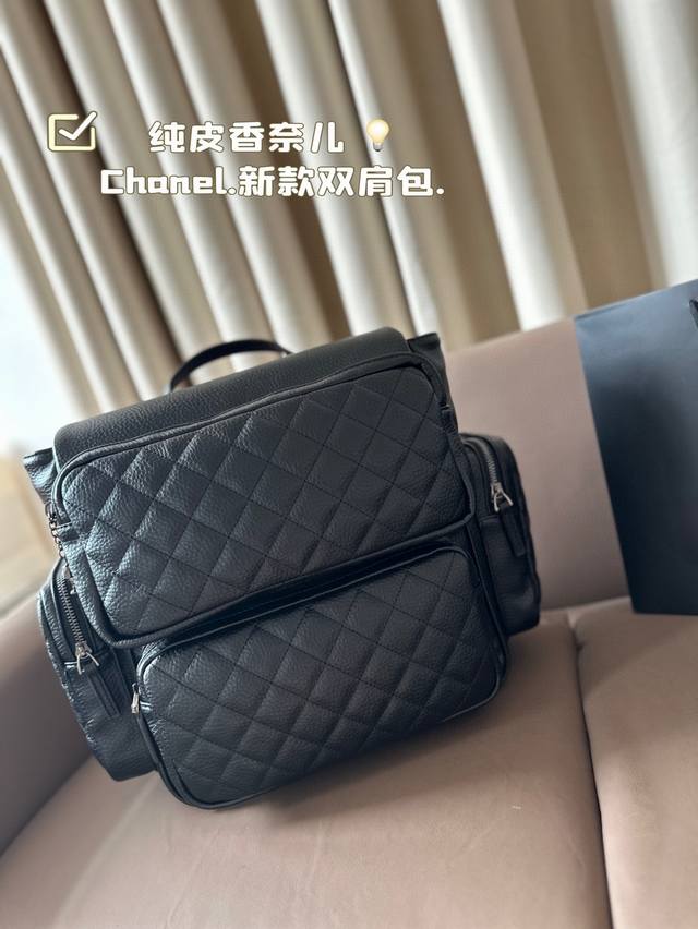 Pure Leather Chanel Chanel New Double-Shoulder Bag. Captures The Trendy Vibe Per