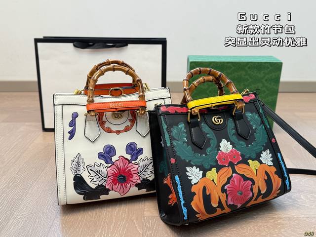 Cool Gucci Bamboo Handle Bag Highlighting A Dynamic And Elegant Demeanor Compact