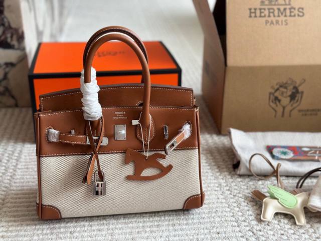 With Full Packaging Size: 25Cm The Season For Carrying Platinum-Colored Bags Is