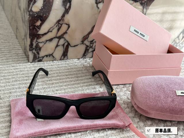Includes Eyeglass Case And Eyeglass Bag Miu Frames Are Really On Fire This Year