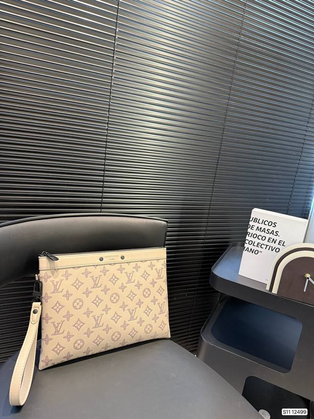 Lv Handbag A Must-Have Item For Fashion Bloggers, It's Perfect For Catching Atte