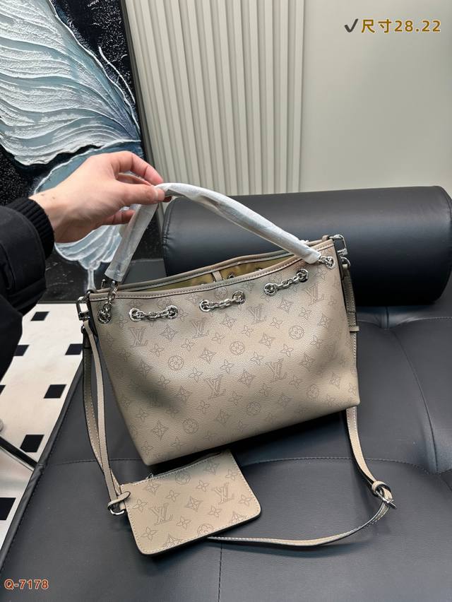 Lv Louis Vuitton New Chain Shopping Bag With Two Shoulder Straps, Can Be Carried