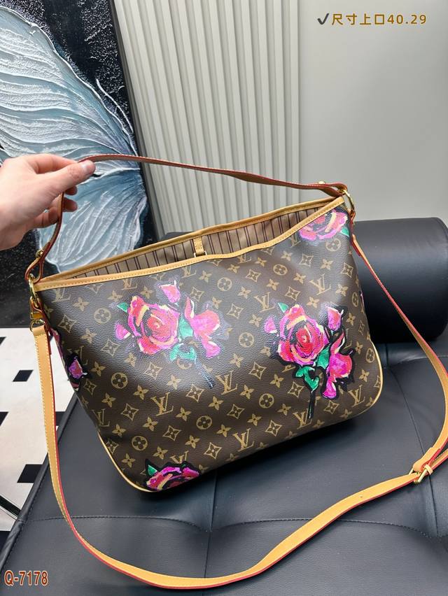 Lv Tote Versatile And Practical, Sweet Yet Edgy, Cool And Bold. Perfect For Shop