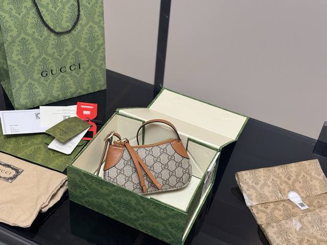 Comes With A Foldable Box And A Plane-Shaped Box. Dimensions: 18.10 Cm. Gucci Mi