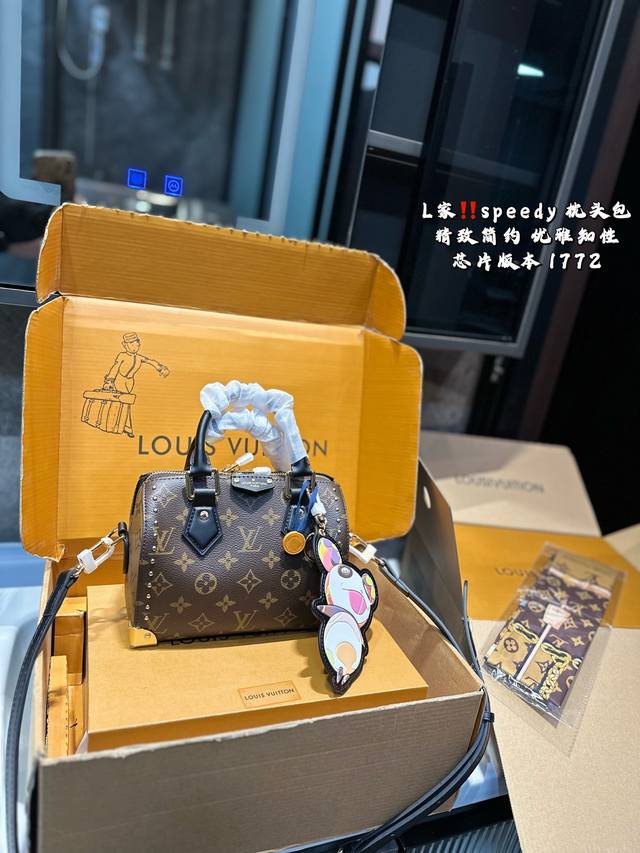 Foldable Airplane Gift Box Lv Studded Pillow Bag With Free Pendant Simple And Ve
