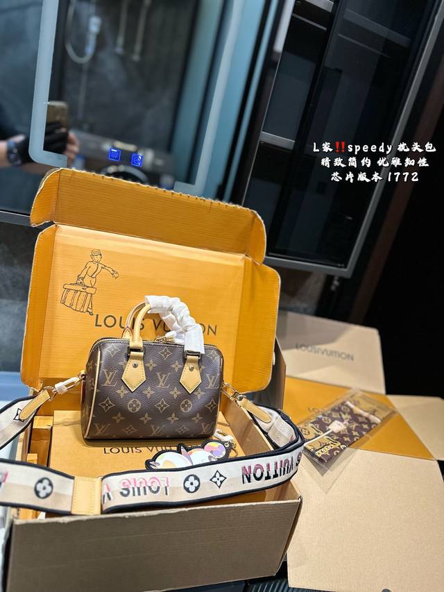 Foldable Plane Gift Box Lv Speedy20 Pillow Bag With Lv Pendant Small Pillow Bag