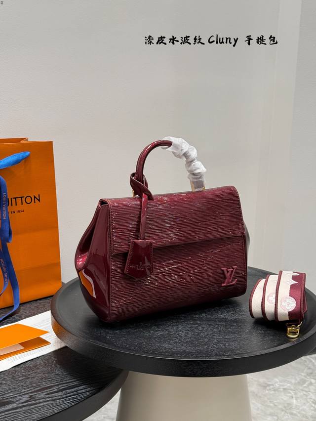 Folding Gift Box Dimensions: 25.18 Lv Cluny Lacquered Water Ripple Handbag Clean