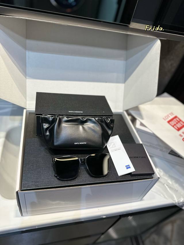 Gift Box Packaging Gm-Frida The Lenses Are Not As Square, Offering A Softer Look
