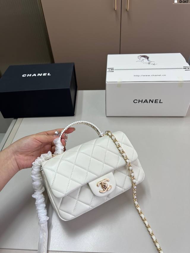 Chanel Handle Square Pouch Can Be Worn As A Shoulder Bag Or Crossbody, Exuding F