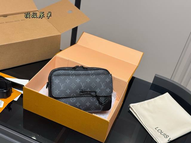 With Foldable Box And Airplane Box Size: 25*18 Cm Lv Men's Messenger Bag Voyager