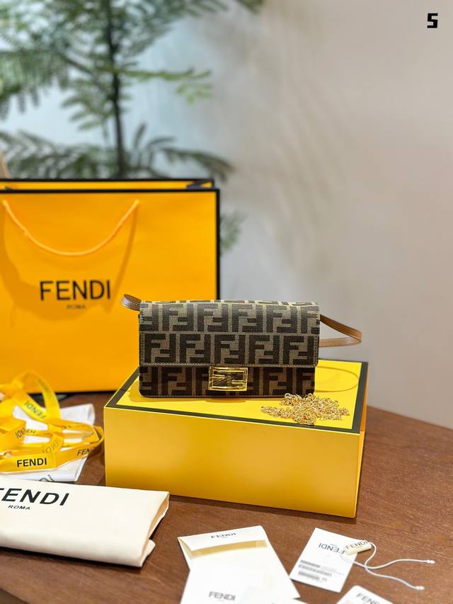 Fendi Chain Leather Wallet Baguette Handbag Can Be Worn Under The Arm Or Crossbo