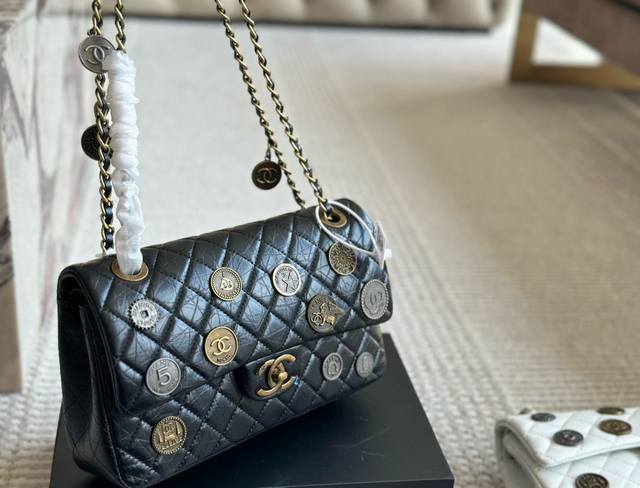 New Diamond-Patterned Medal Bag Only Chanel Is Worth It. Chanel City I Cf Looks
