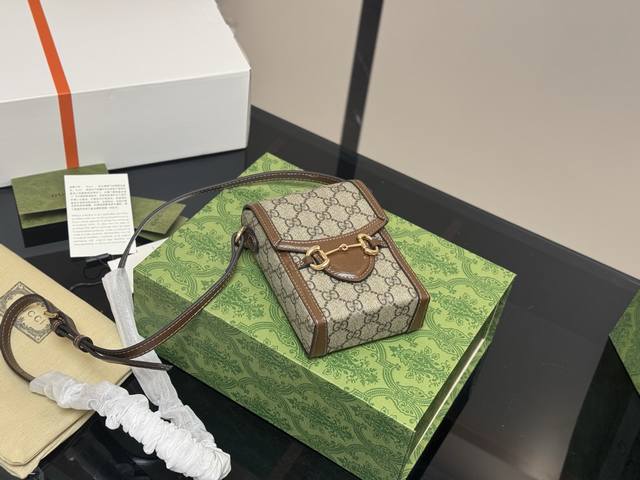 Comes With A Foldable Box And Airplane Box. Size: 17 X 11.5 X 4 Cm. Custom Versi
