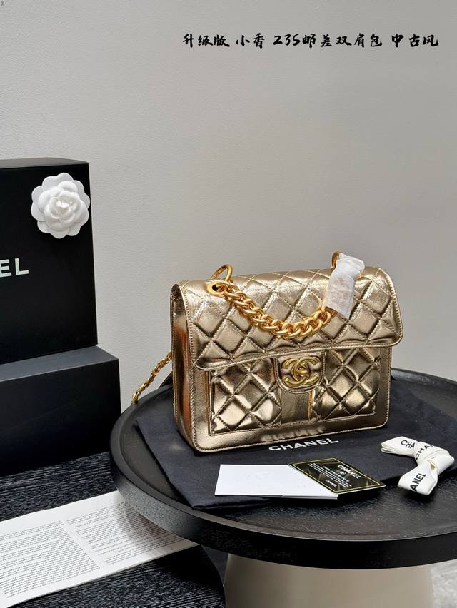 Gift Box Packaging Size: 23*17 Cm The Chanel Messenger Backpack That Everyone Ra