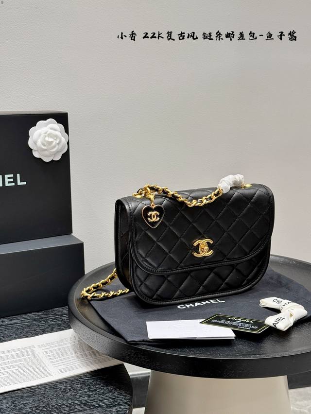 Gift Box Packaging Size: 24 X 15 Cm Chanel New Chain-Handle Clutch Bag 22K Vinta