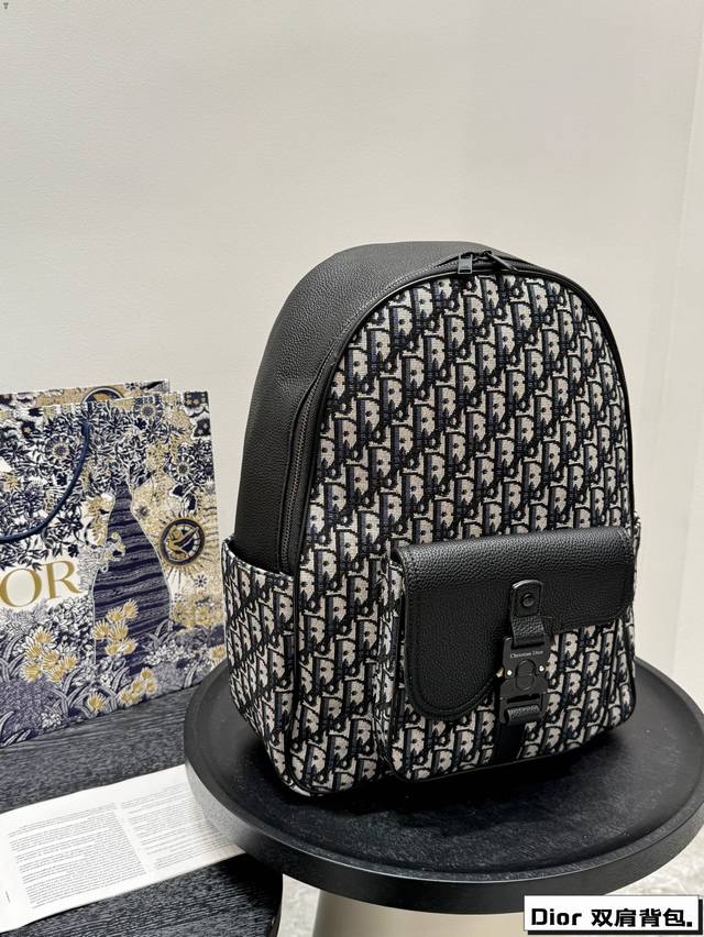 Essential Backpack For Short Holidays! Size: 32
