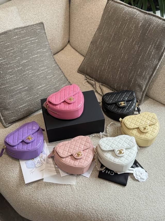 Chanel 2 Yubo Chiara Runway-Inspired Heart-Shaped Bag Chanel 22S Runway Bestsell