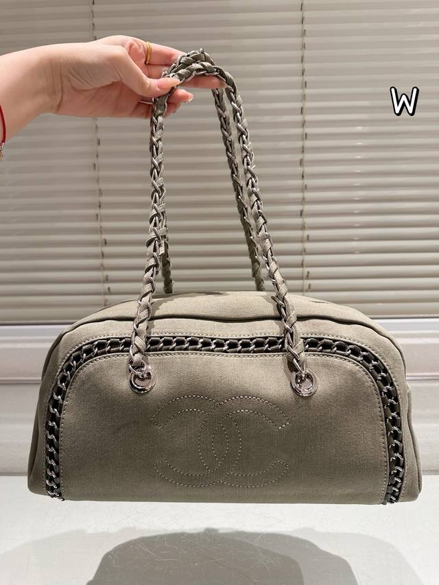 Original Fabric Chanel Bowling Shoulder Bag Surprising When Worn High-End, Lazy