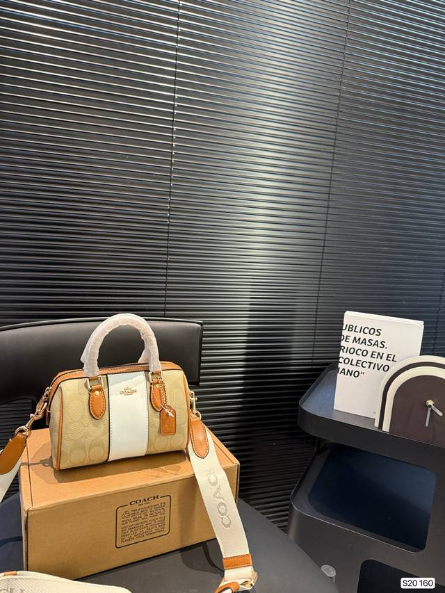 With Box Coach Pillow Bag Shipment, With Flagship Store, Latest Style, Extremely