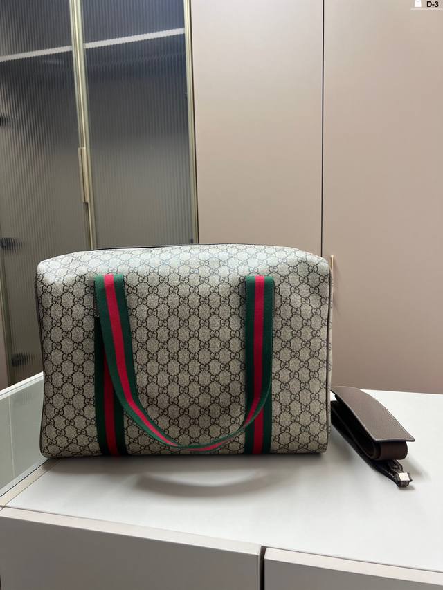 Gucci Cool Travel Bag Is Incredibly Spacious. The Perfect Choice For Travel. The