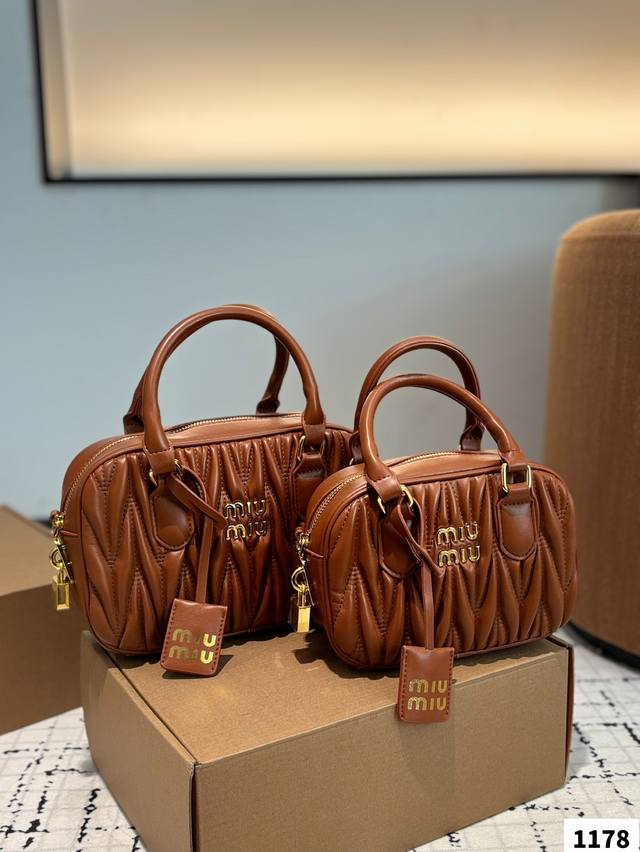 Large Small Miumiu Miumiu Bowling Handbag Lightweight And Luxurious The Bag Feel